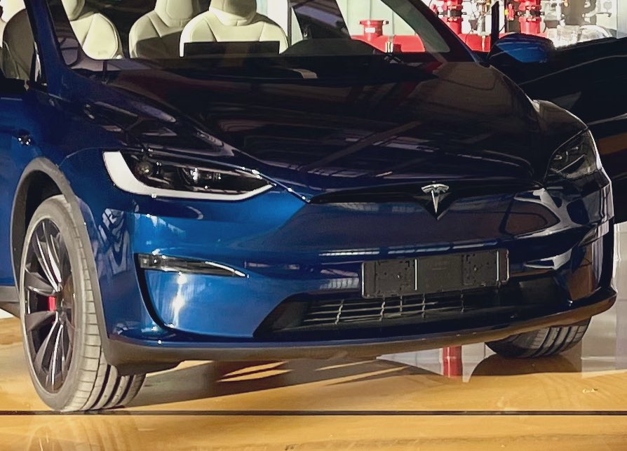 The Model X is now being delivered with adaptive high beams. Previously, the Model X was the only vehicle at Tesla that did not have adaptive high beams installed. This has now been changed. The picture is from the Tesla Delivery Center in Holzgerlingen near Stuttgart.