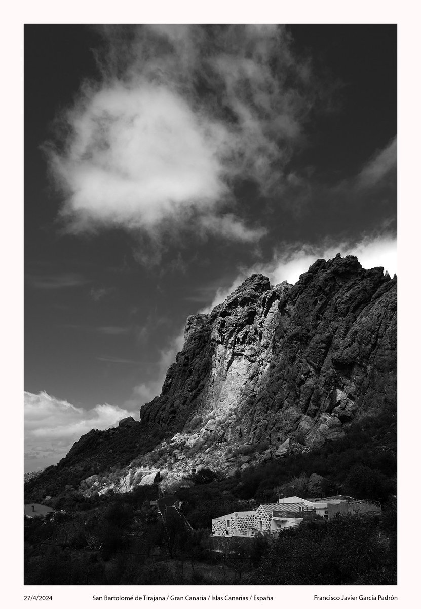 #BuenosDías #FotografíaPaisaje #BlancoyNegro #Montaña #CasaAntigua #Cielo #Nubes #Luz #Sombra #CaseríoDeAyacata #SanBartolomédeTirajana #GranCanaria #IslasCanarias #España