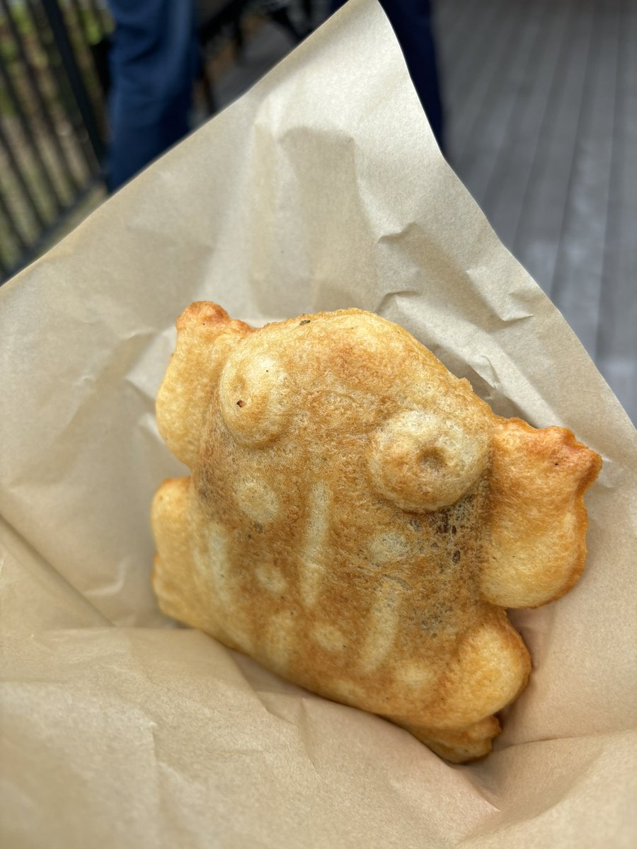 So my lunch was this frog-shaped Taiyaki and what I bought from the Kiki’s Delivery Service bakery, I was too full for a proper meal 😂😂

#GhibliPark