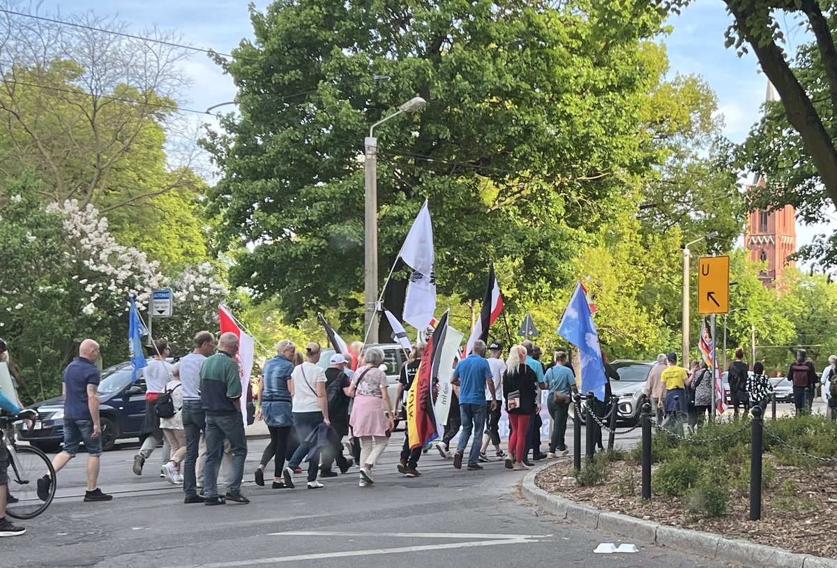 @rbb24 hier die Deppen auf der gestrigen Montagsdemo in Frankfurt (Oder) mit Reichsflaggen und daneben Flagge mit Friedenstaube. Finde den Fehler. 😜