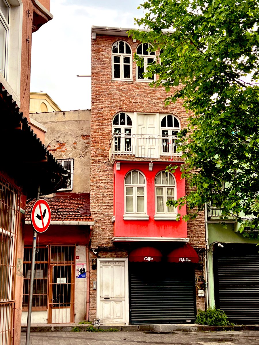 Süleymaniye’de bir sokak, 16.yy dan kalan bir sokak. Bahçeyle bütünleşen duvarlar, köşe pahı. Keşke yollar da özgün olsa nasıl olurdu? Ve yeşille kırmızının birleştiği başka bir sokak. Balat.