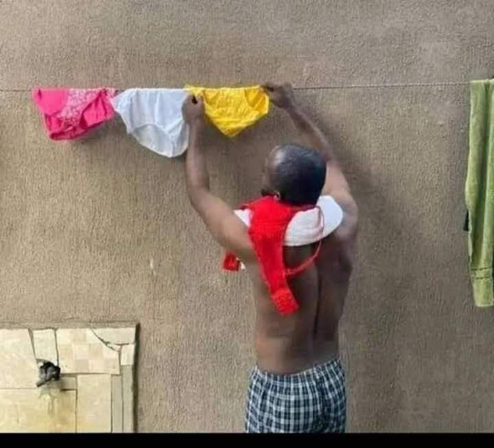 A rare Picture of Peruzzi doing what he knows how to do best 😁😁🥴🥴