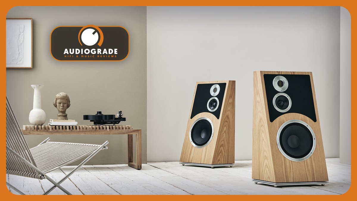 🔉 Audiovector is going back to company founder Ole Klifoth's roots with the release of its 1979 inspired Trapeze Reimagined model, sporting a sloping baffle, 12in bass driver and AMT tweeter 🟠 Full details audiograde.uk/trapeze-artist/