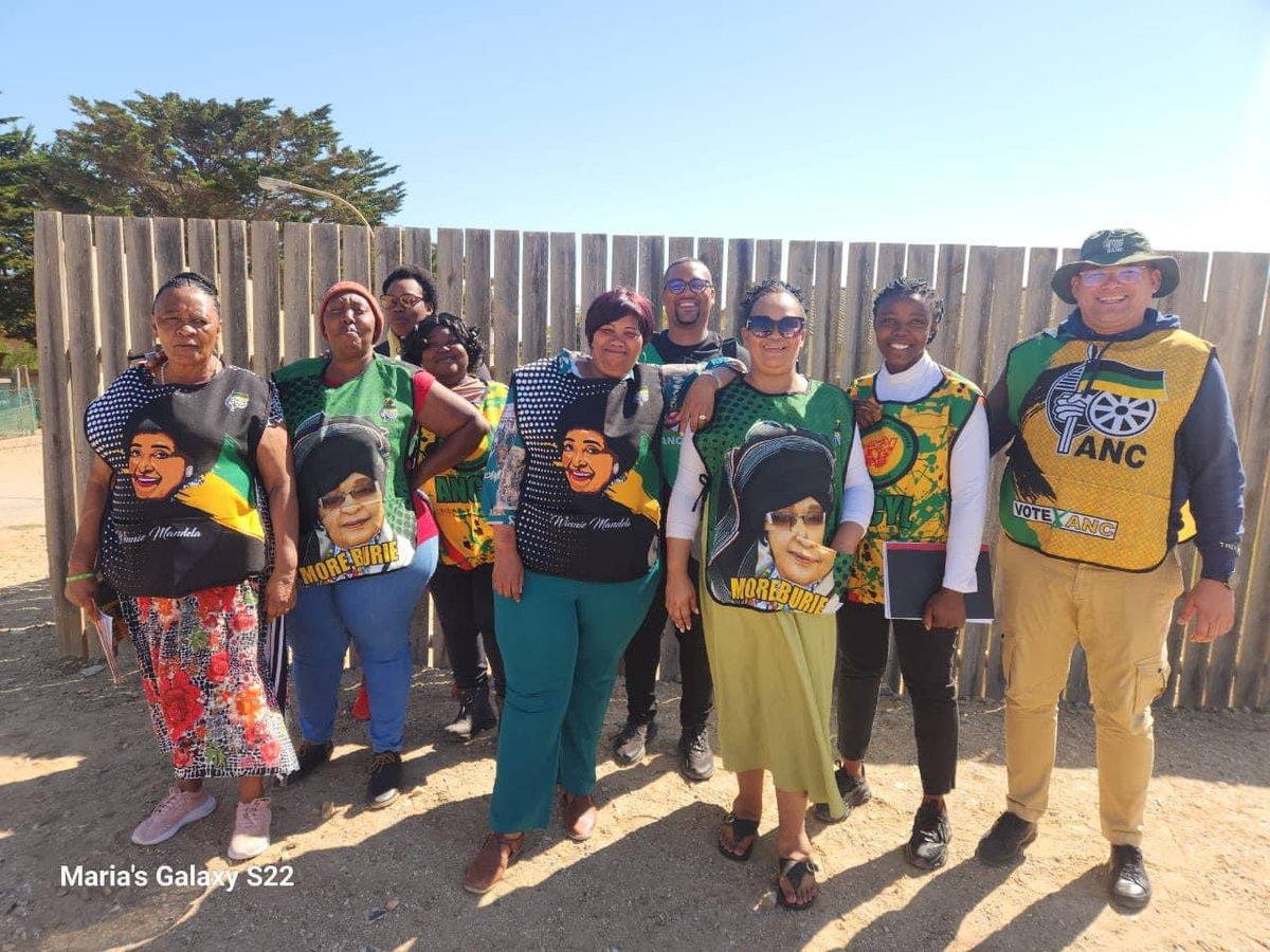 AncNamakwa49438's tweet photo. DOOR-TO-DOOR-WARD 5-RICHTERSVELD LET

ANC Volunteers embarked on a massive voter contact door-to-door campaign trail at Orsmond Hall VD, Alexander Bay. 

#VoteANC🗳️
#FirstBallot🖤💚💛
#SecondBallot🖤💚💛
#ThirdBallot🖤💚💛
#ANCAtWork
#LetsDoMoreTogether https://t.co/YACHXFdNqv