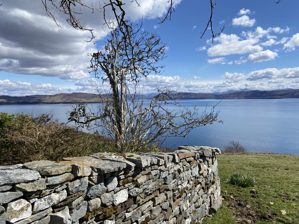 RaewynRiach's tweet photo. Glorious sunny weather on Skye at the weekend. Making our annual trek to help out on our friends Croft and fit in some walking. 😀 https://t.co/4U3sTQWghc