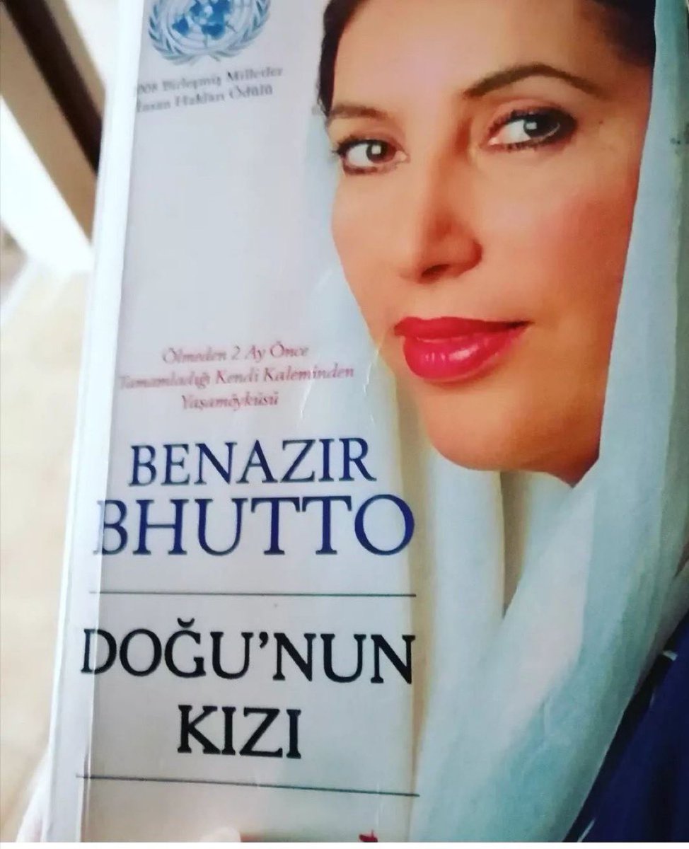 Benazir Butto Pakistan’ın kadın başbakanı. 2007’de suikastle öldürüldü. Yaşamını kaleme aldığı kitabında Afgan sığınmacıların Pakistan’ı nasıl dönüştürdüğünü anlatıyor. Sığınmacıların uyuşturucu dahil Pakistan’ın güvenliğini nasıl tehdit ettiğini ilk ağızdan yazmış. Pakistan