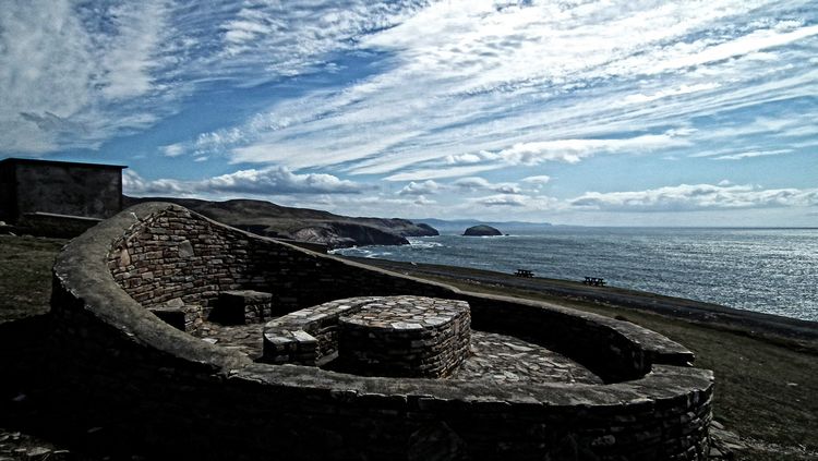 Good morning from beautiful #Donegal ♥ 

Today's #GoodMorning photograph is of an amazing picnic table and chairs with stunning views on #Arranmore Árainn Mhór Island. 

#picnics #Ireland #scenery #clouds #summer #islands #WAW #WildAtlanticWay #stones 
@ThePhotoHour