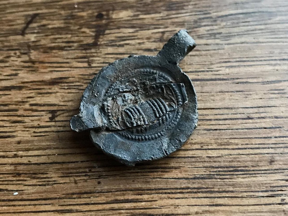 A near perfect lead cloth seal that would have been attached to a length of woollen cloth sometime around the end of the 16th century, to prove it was of good quality and that the necessary taxes had been paid. 1/4 #mudlarking