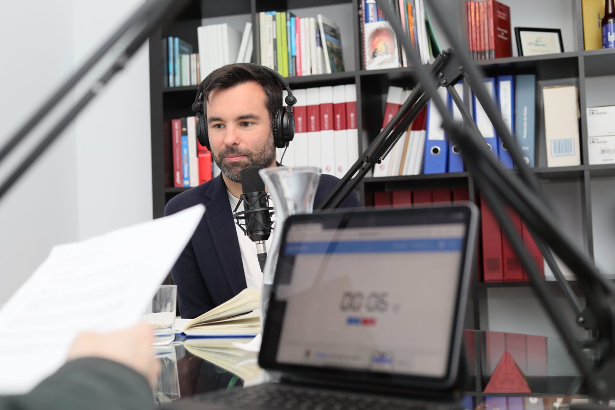 🎙️ Hoy estrenamos episodio en nuestro #podcast ENTRE MEDIOS.

Conversamos con <a href="/romangp/">Román</a>, director de Estrategia Digital en <a href="/PrensaIberica/">Prensa Ibérica</a> 

Un lujo conocer el día a día de quien trabaja en la estrategia de 27 cabeceras de nuestro país.

Escúchalo aquí:

socy.es/9cmbp