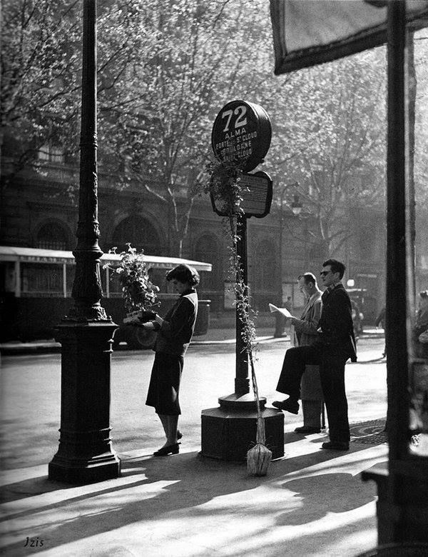 Arrêt du bus 72. 1956. Paris