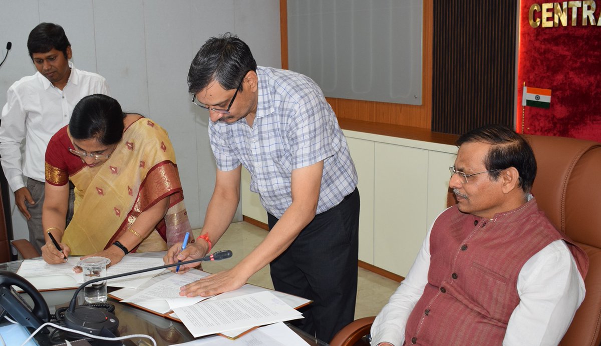 CURajasthan's tweet photo. We've partnered with CSIR-NEERI, India's leading research institute in Env. Sc. &amp; Engg. to tackle areas like Atmospheric Chemistry, Air Quality, Weather &amp; Climate Modeling. Committed to provide sustainable solutions for global concerns. 
Prof Anand Bhalerao 
Vice Chancellor https://t.co/Zd60vrWHqV