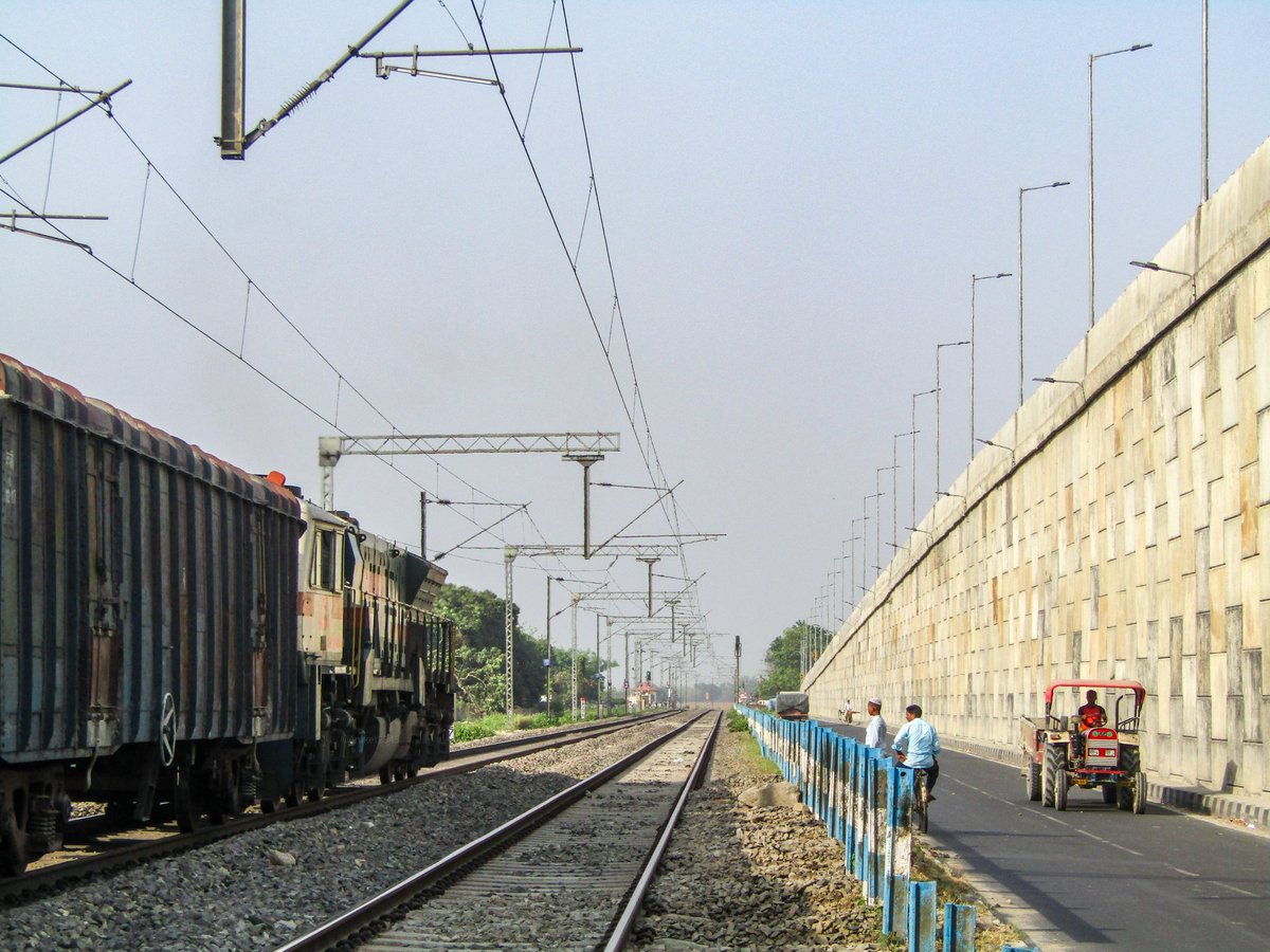 #IndianRailways & #Roadways ! In frame : Two kids peacefully enjoy the raw power of the #WDG4 as it accelerates hard towards #NewJalpaiguri Jn with a BCNA Freight ! ❤️ #NFRailEnthusiasts @drm_kir | @RailNf | @RailMinIndia