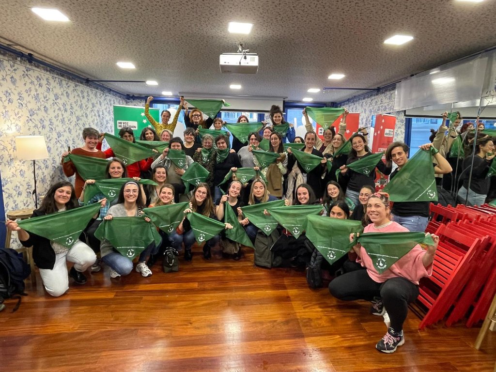 Este lunes @la_sinsorga_ de Bilbao se llenó de pañuelos verdes. Todas con #MiVozMiDecisión, todas a favor del derecho al aborto libre, seguro y gratuito. @Lucianapeker y #LaFallarás lo dejaron claro: ¡Que no nos toquen los derechos! @MVMC_24