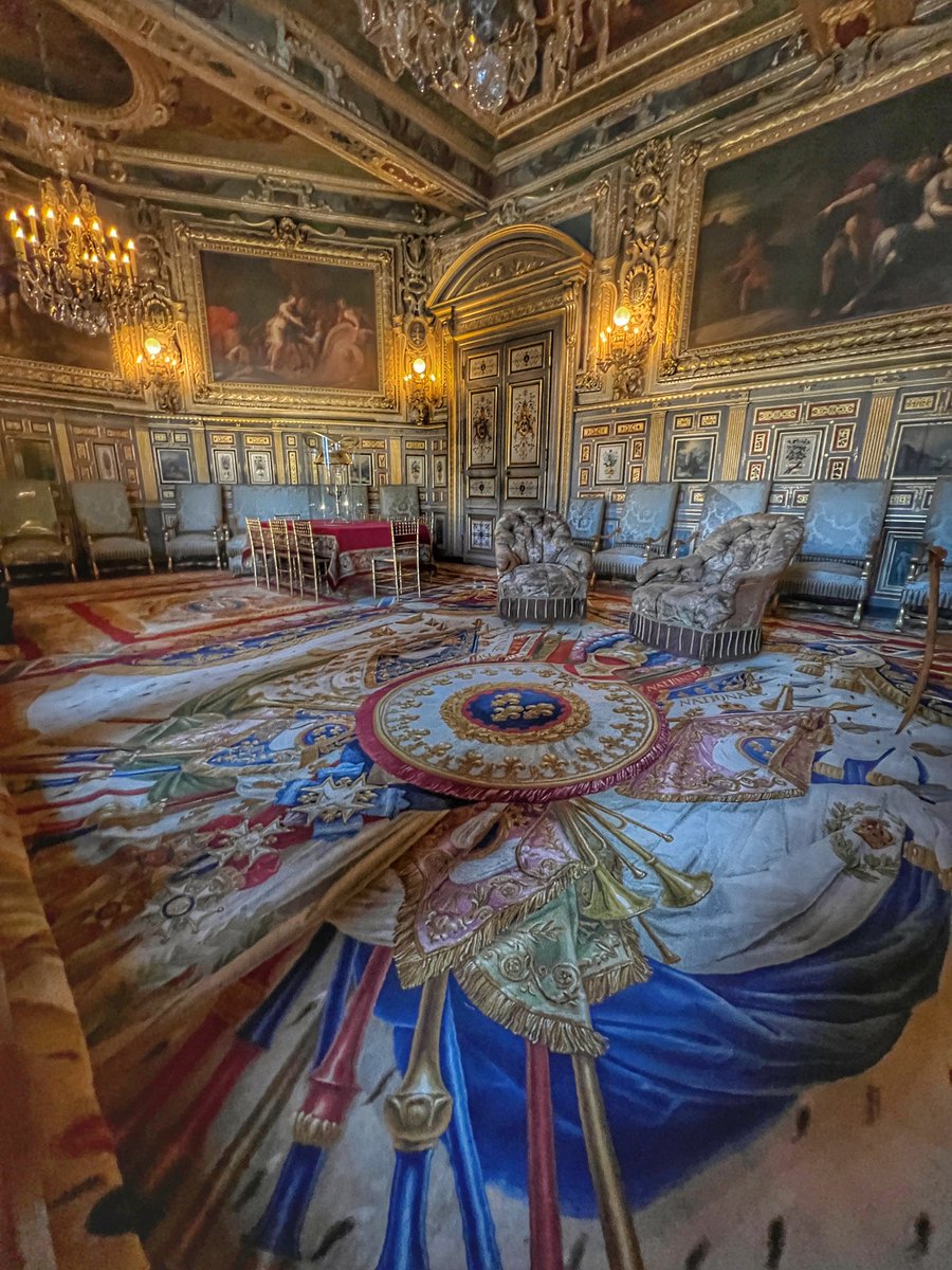 Daily #photooftheday from #France - the glorious Chateau of Fontainebleau gives you carpet envy! 
thegoodlifefrance.com/the-chateau-de…
#thegoodlifefrance