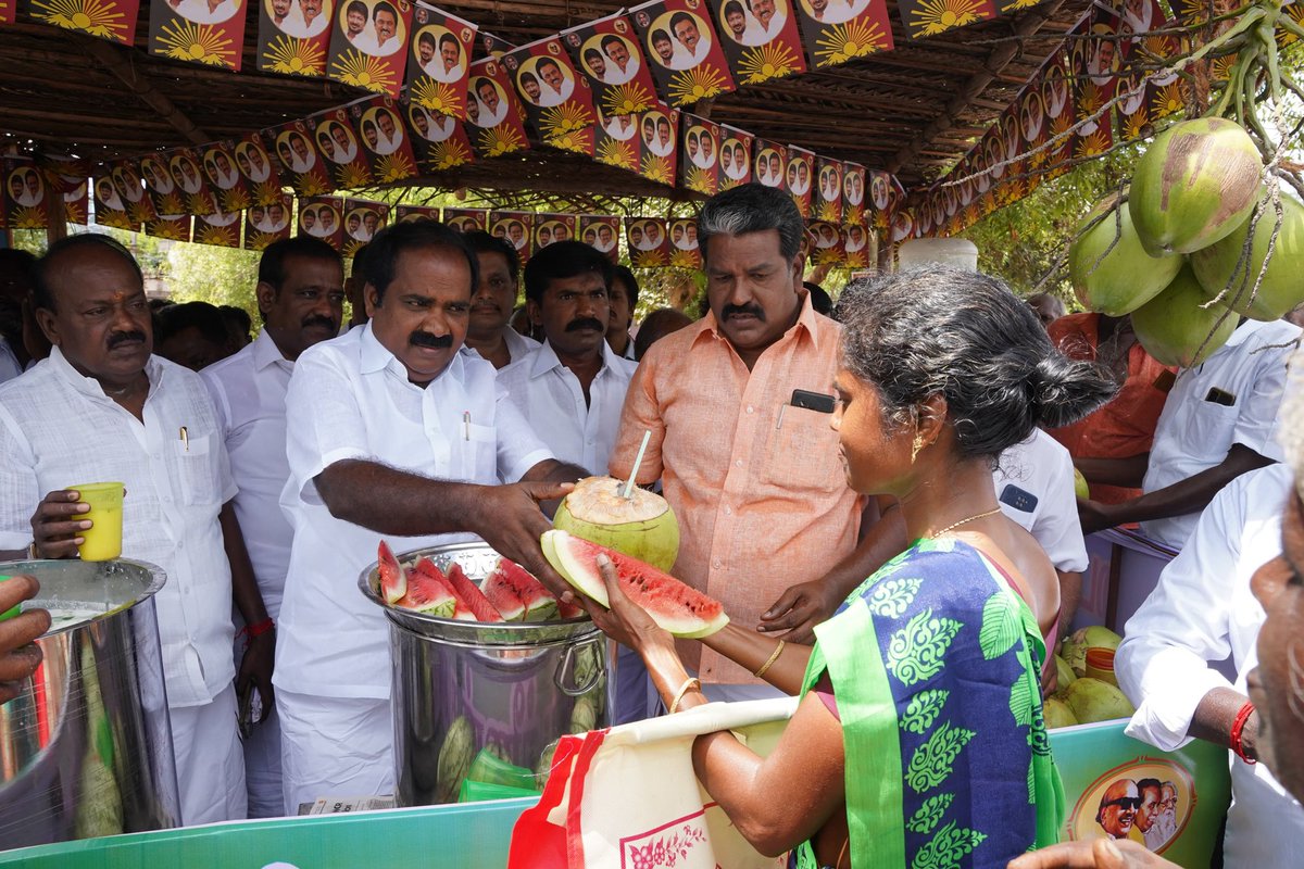 கழகத் தலைவர் மாண்புமிகு தமிழ்நாடு முதலமைச்சர் அவர்களின் அறிவுறுத்தலுக்கு இணங்க., புதுக்கோட்டை மாவட்டம் ஆலங்குடி சட்டமன்ற தொகுதி கீரமங்கலம் பேரூர் திமுக சார்பில் அமைக்கப்பட்ட கோடைக்கால தண்ணீர் பந்தலை திறந்து வைத்து பொதுமக்களுக்கு நீர் மோர் இளநீர் மற்றும் பழங்கள் வழங்கி சிறப்பித்த…