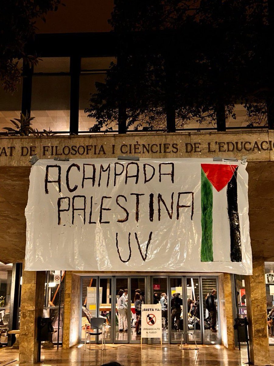 Spain 🇪🇸 following the students of US🇺🇸, Mexico 🇲🇽, Australia 🇦🇺, France 🇫🇷 The first encampment protest at Valencia University Young people across the world speaking: Rejecting colonialism Rejecting oppression Rejecting fascism Rejecting genocide Standing with Palestine 🇵🇸