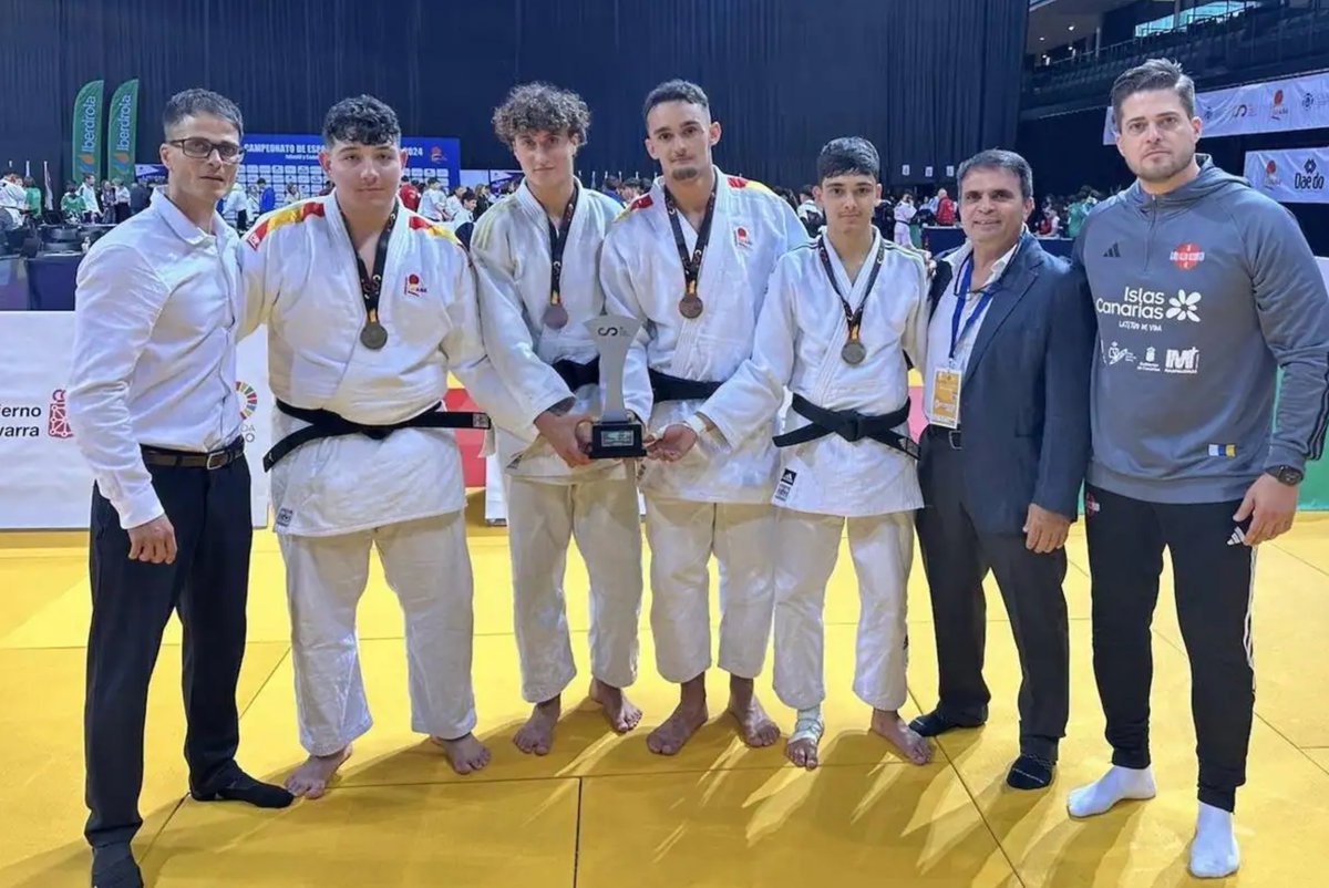 🔝El judo capitalino en lo más alto del nacional celebrado en el Navarra Arena. Andrew Mendoza (-60kg) y Alejandro Rojas (+100kg) se llevan el oro en categoría cadete, mientras Salem Achour (-81kg) consigue una medalla de bronce🥇🥉🥇. 👏Enhorabuena al Club Tama y @ClubAkari.