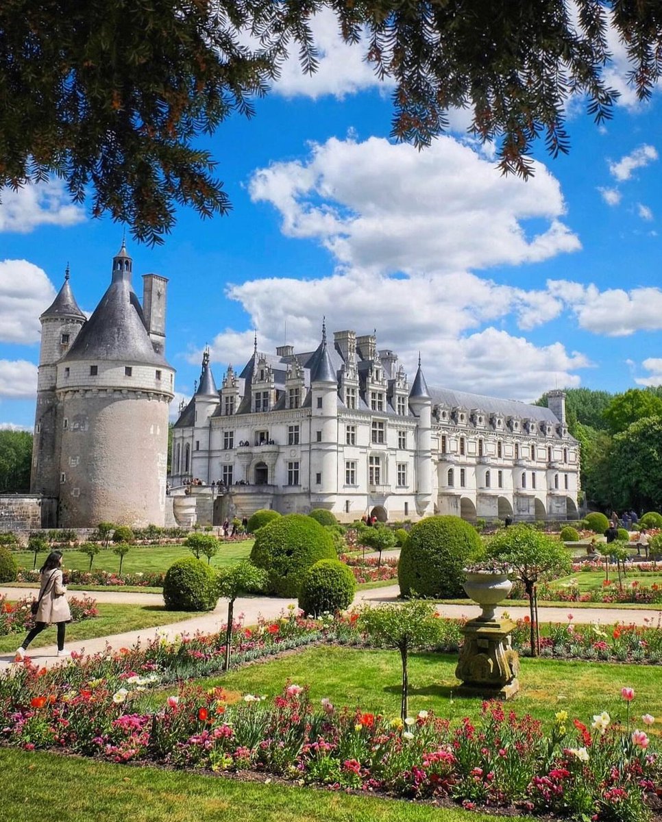 Châteaux of the Loire Valley, France 📸: Regine Semaan #France 🇫🇷 #castellidellaLoira #loire #architecture #Castle #chateaux #château #castillo #History #traveling #castlephotography #architecturephotography #travelphotography