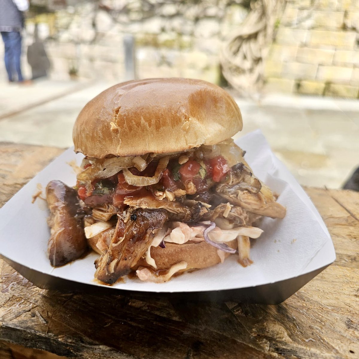 Who’s looking forward to a Jerk chicken butty for lunch today from @thelittlekitchen05 😋

#castlefieldestates #foodtrucks #lunchtime #castlefield #manchesteroffices #jerkchicken #manchester #opentothepublic
