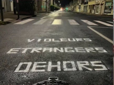 Paul, 20 ans, a passé plus de 35h en garde à vue pour avoir inscrit sur le trajet du marathon d’#Albi le message « Violeurs étrangers dehors » Voici ce que coûte le courage de dire la vérité en France 🇫🇷 ! Il a pu être libéré et est soutenu par l’@ASLA_asso pour sa défense.