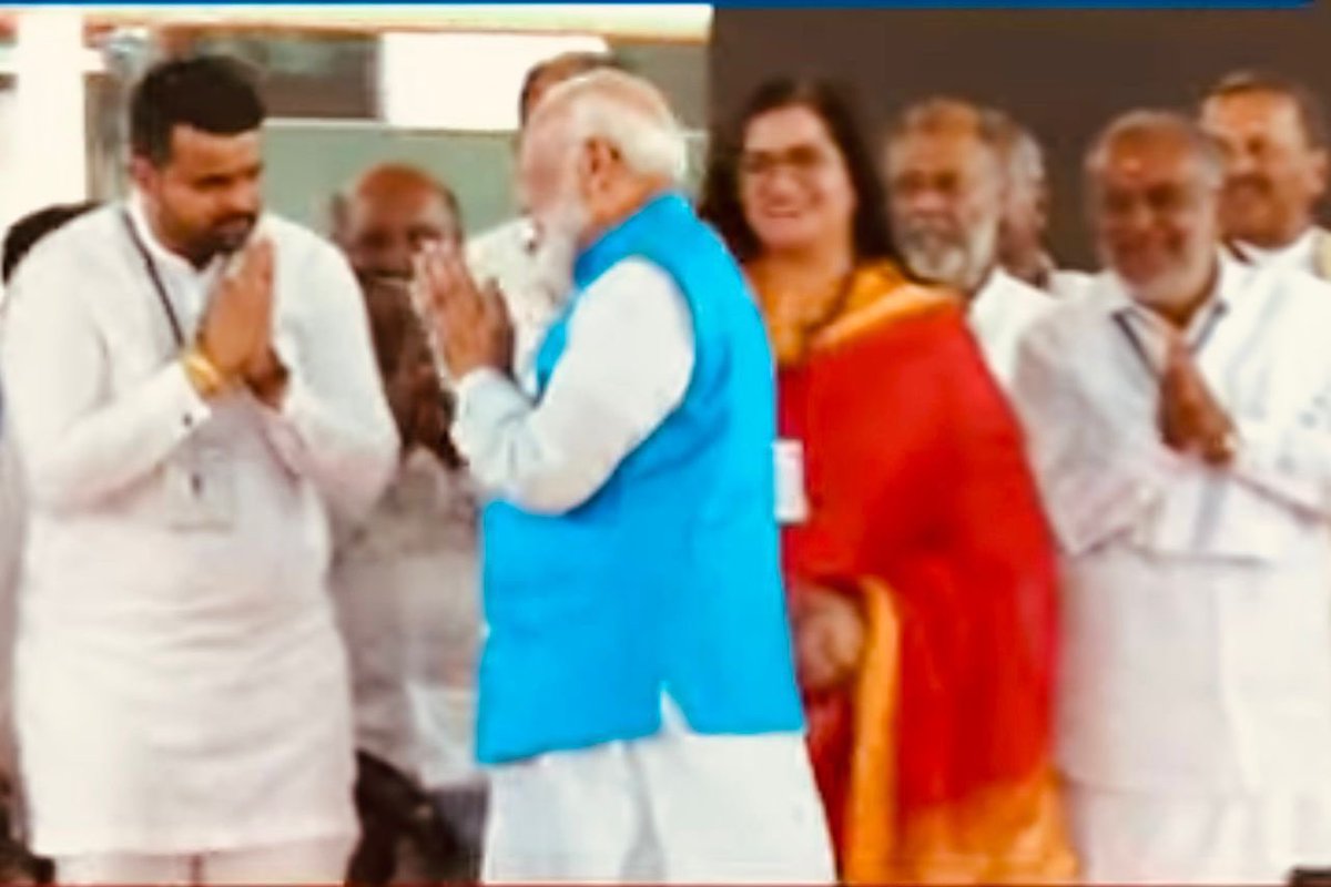 PM with serial R@pist Prajwal Revanna. BJP Se Betiyon Ko Bachao. #NoVoteForBJP