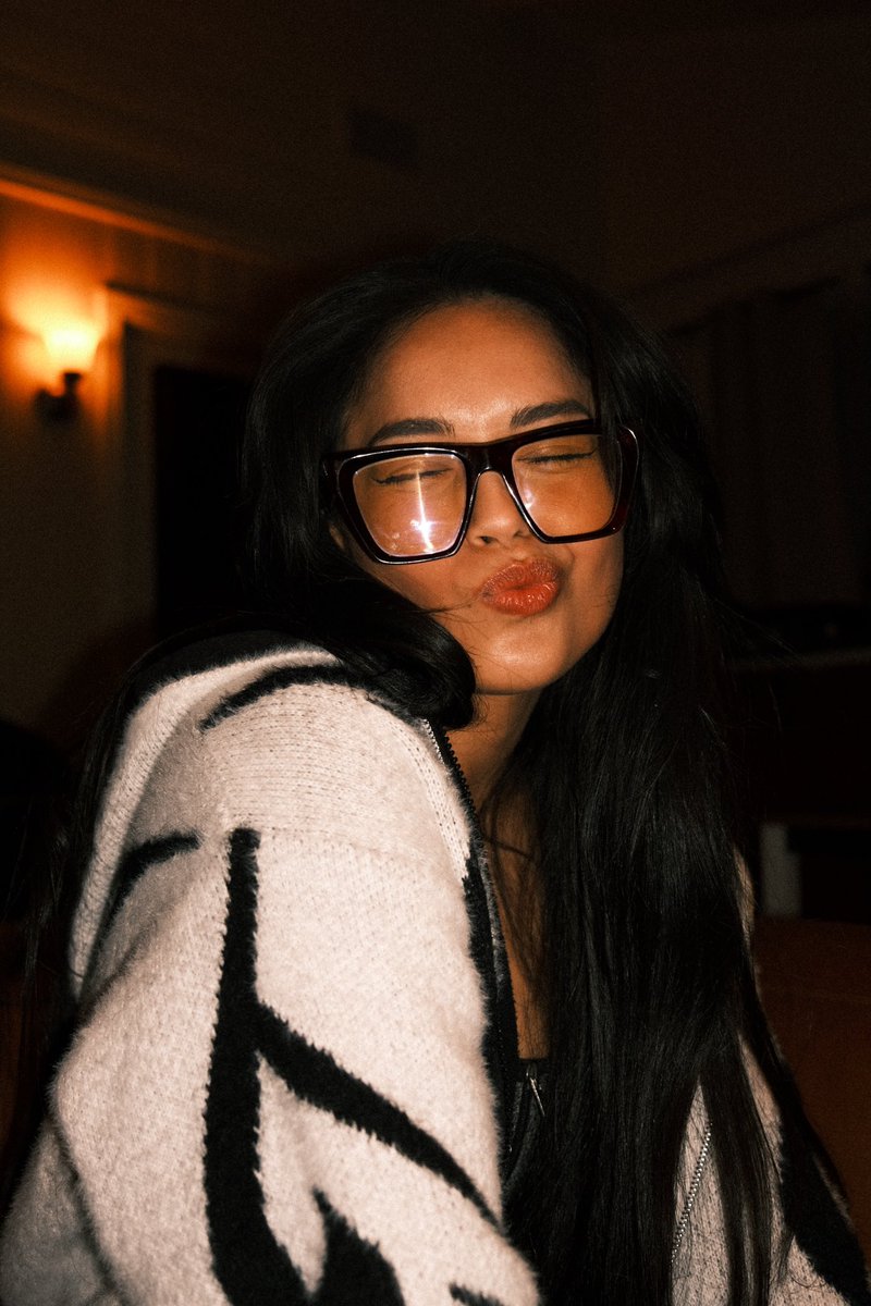 ylonuhhh's tweet photo. the sisterhood of the traveling glasses. https://t.co/ULLSYT00uL