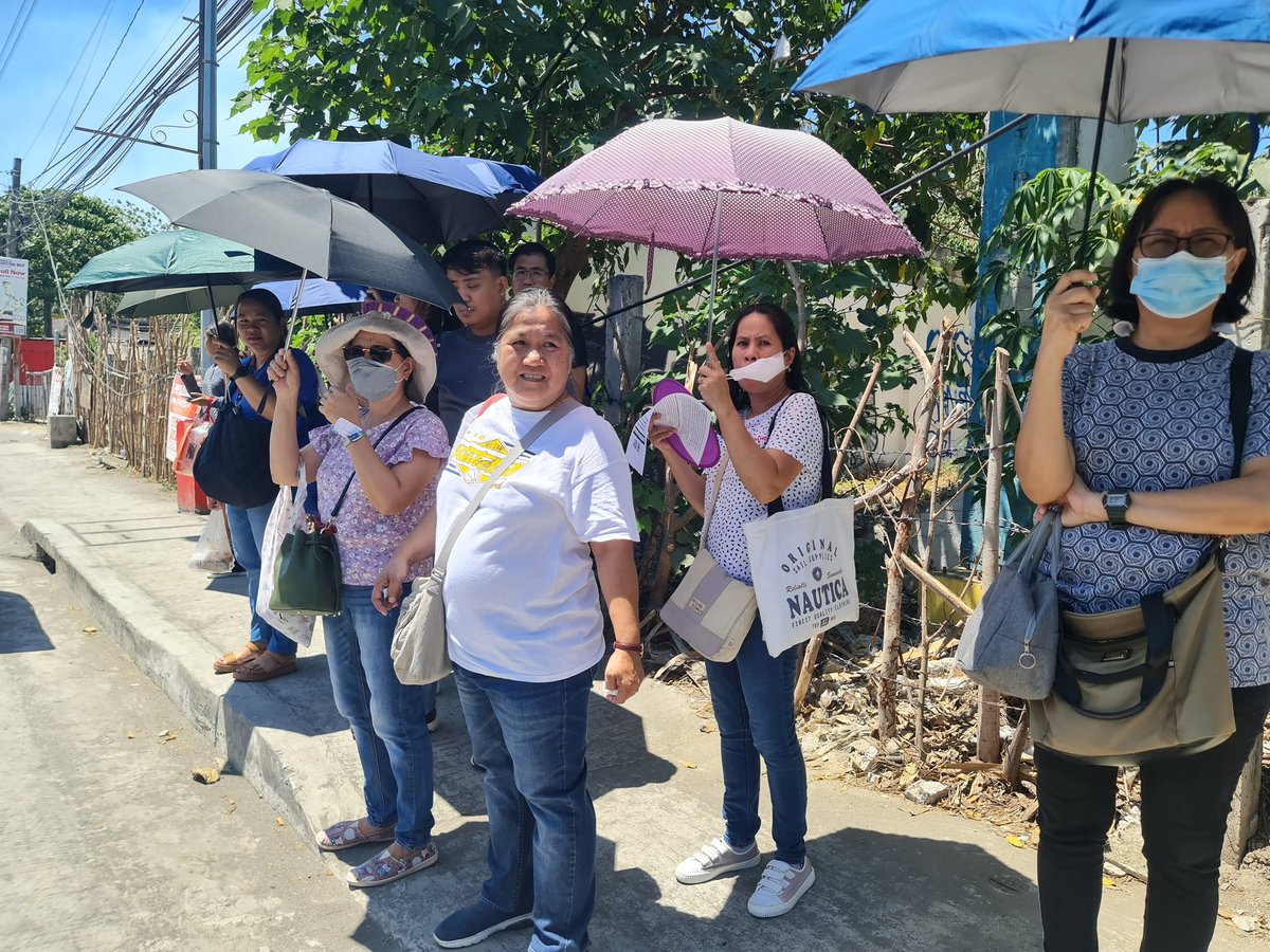 TINGNAN: Sa huling araw ng itinakdang deadline ng franchise consolidation, nagkasa ng maikling programa ang STARTER PISTON kasama ang ilang progresibong grupo sa mga strike centers ng Cabuyao at Sta. Rosa, Laguna. #NoToJeepneyPhaseout #TransportWorkersFightBack