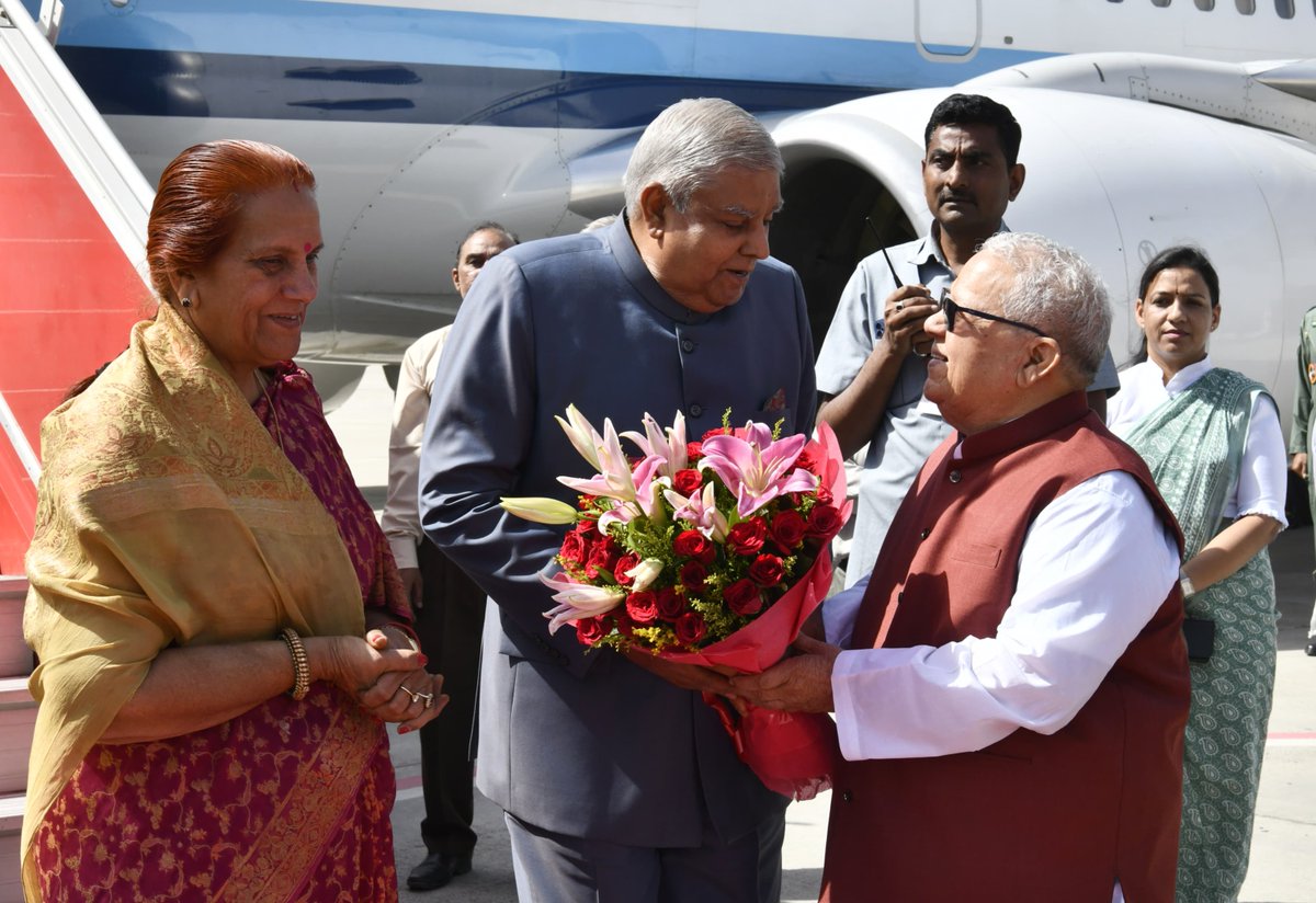 राज्यपाल ने उपराष्ट्रपति की अगवानी की dipr.rajasthan.gov.in/press-release-…
