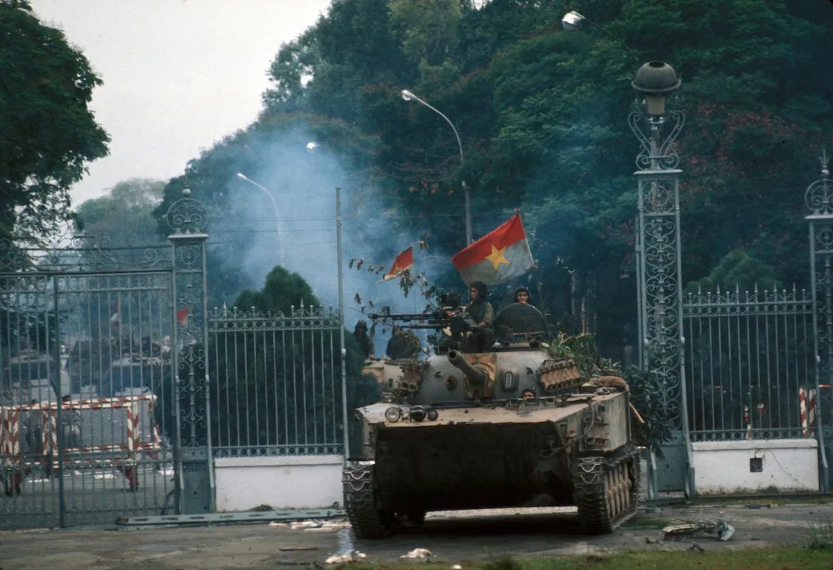 Am 30. April 1975 befreiten Kämpfer:innen der Nationalen Befreiungsfront Südvietnams & der Vietnamesischen Volksarmee die Stadt Saigon. Nacheinander wurden von den Vietnames:innen das faschistische Japan, das imperialistische Frankreich und die imperialistische USA siegreich(1/2)