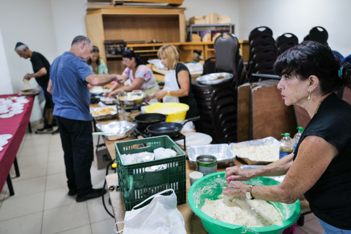 📸 𝗜𝗺𝗮𝗴𝗲𝘀 𝘁𝗵𝗮𝘁 𝘁𝗲𝗹𝗹 𝘁𝗵𝗲 𝘀𝘁𝗼𝗿𝘆 Passover in Israel ended Monday evening & within a short time bread was being baked in homes, at Moroccan Jewish #Mimouna meals and sold in stores. ▸FYI: Outside of Israel, diaspora Jews celebrate an extra day #Pesach.