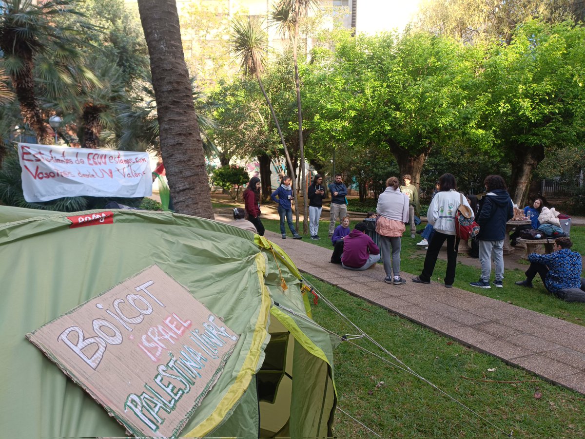 Bon dia des de l'#AcampadaPalestinaUV, la primera de l'Estat i de les primeres d'Europa! Després d'haver dormit vora 50 persones dins de la Facultat de Filosofia, ens traslladem al jardí i comencem a organitzar la 1ª de les 3 assemblees del dia! ✊🏼🇵🇸