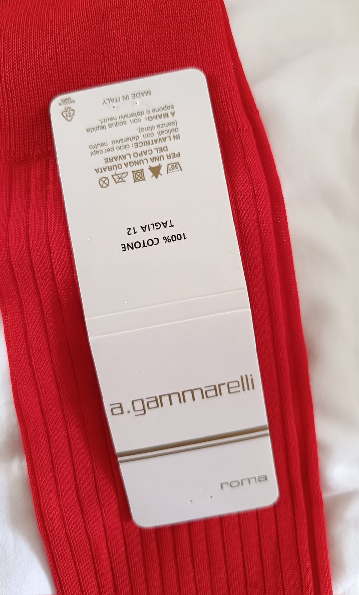 Il y a peu de bonheurs dans la vie comparables à celui de porter des chaussettes Gammarelli.