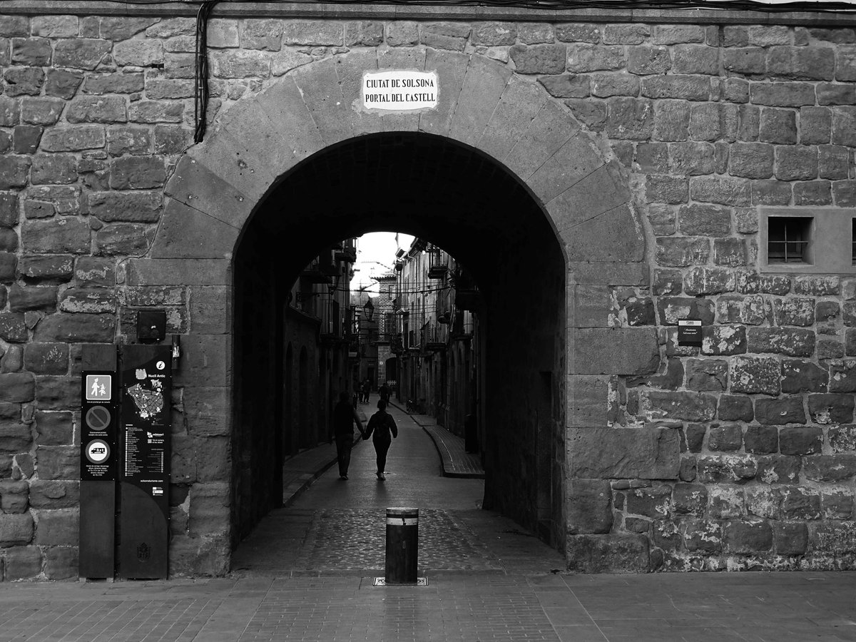 Portal del castell...Solsona #solsona #solsonès #païsoscatalans #catalunya #landscapephotography #landscape #landscapes #landscape_captures #landscape_lovers #streetstyle #streetsphotography #street #bnw #bnwphotography #bnwmood #bnw_greatshots #bnw_captures #bnw_rose