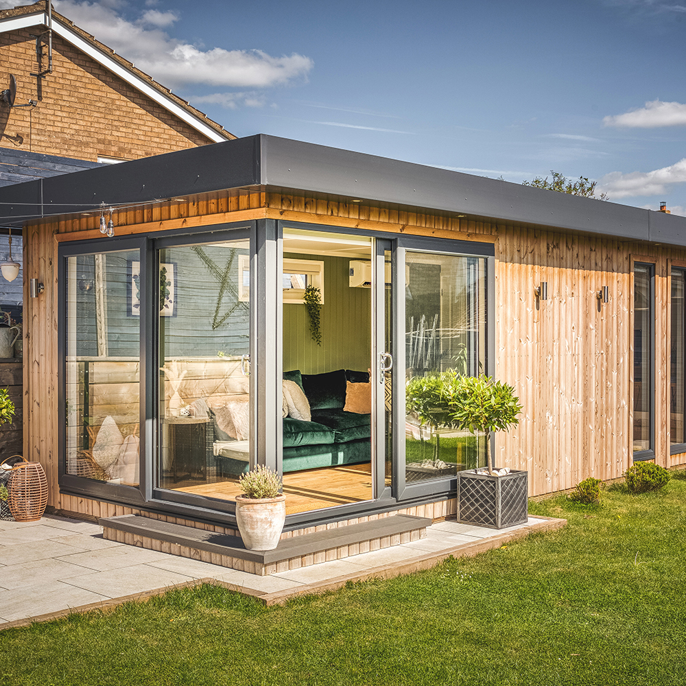 Whatever the size of space you're working with, our garden offices can be crafted to whatever dimensions you need, ensuring you have enough space to accommodate all your business essentials 💻

Explore: hubs.la/Q02v7KRb0

#CabinMaster #GardenRooms #OfficeSpace #HomeOffice