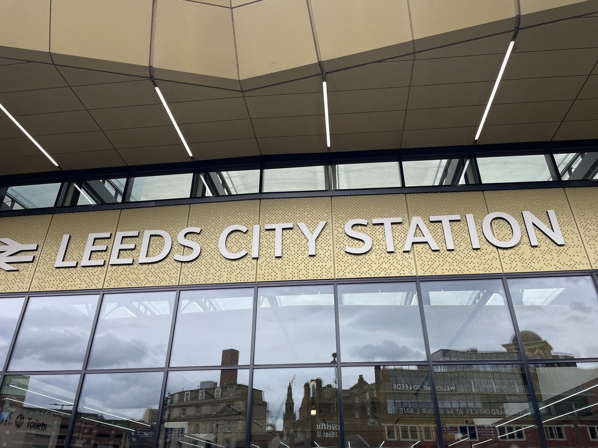 A bright morning in Leeds: already on my train to Hull to meet  the Yorkshire Society of Obstetric Anaesthetists, thank you for the invite!  Then a visit to @HullHospitals maternity & neonatal services, meeting parents & staff on the ground to talk all things #safematernitycare