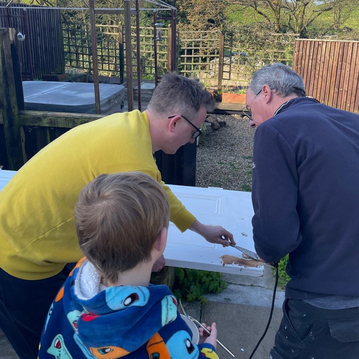 It's Tuesday so there's a brand new ep of Rural Concerns waiting for you! To celebrate here's a picture of 3 generations, stripping a door 🧰 podfollow.com/1734418552