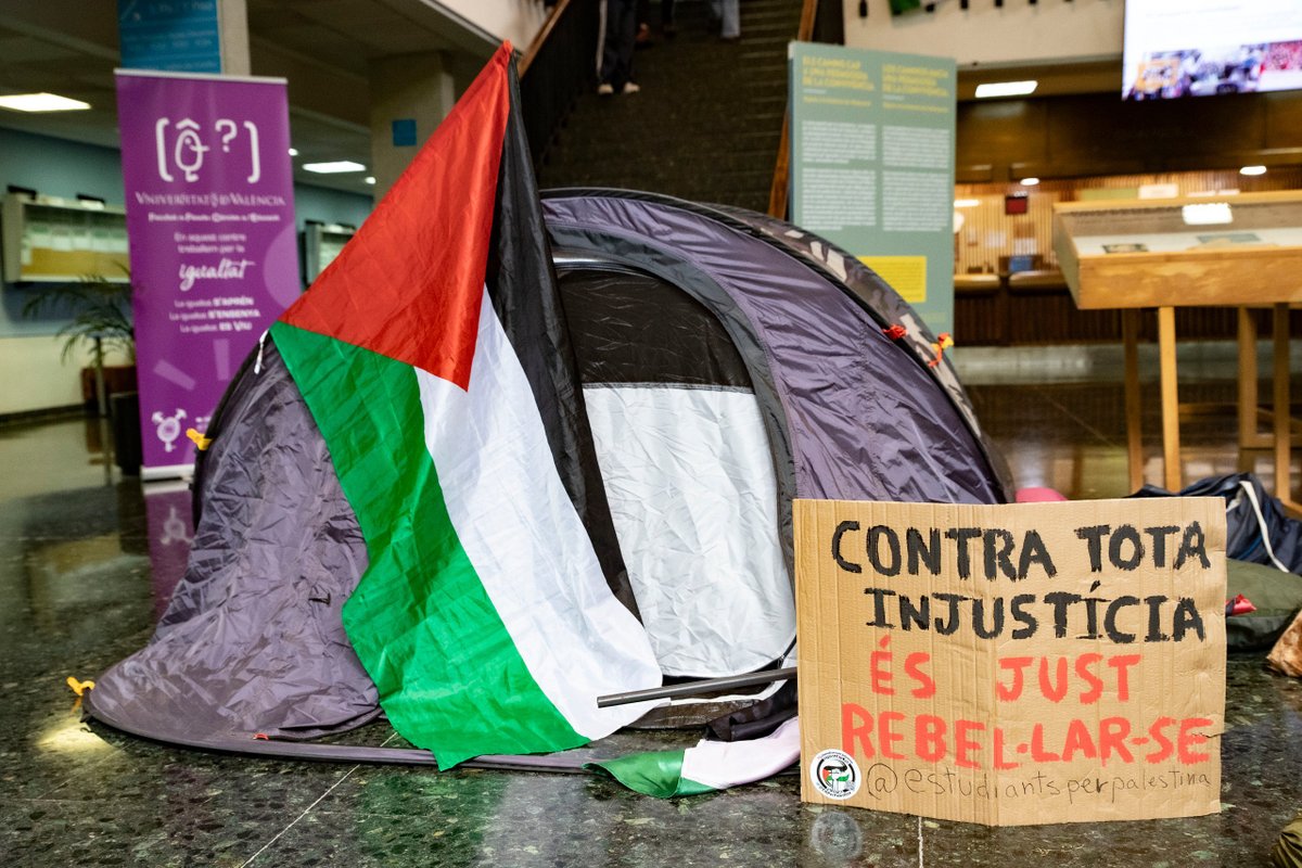 🎓Ayer te contábamos cómo estudiantes y organizaciones pro palestinas acampaban en la Universidad de València. Es la primera de todo el Estado. Por @CarlosSoledadM en @elsalto_pv elsal.to/36719