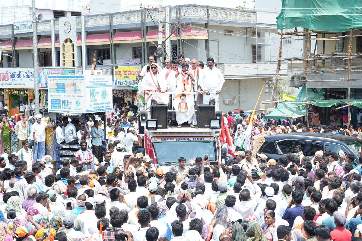 లోక్ సభ ఎన్నికల ప్రచారంలో భాగంగా ఖమ్మం పార్లమెంట్ పాలేరు నియోజకవర్గం కూసుమంచి వద్ద జరిగిన కార్నర్ మీటింగ్ లో పాల్గొన్న ఉప ముఖ్యమంత్రి భట్టి విక్రమార్క, ఎంపీ రేణుకా చౌదరి గారు, మంత్రి పొంగులేటి శ్రీనివాస్ రెడ్డి, ఖమ్మం ఎంపీ అభ్యర్థి రామ సహాయం రఘురాం రెడ్డి మరియు ఎమ్మెల్యేలు,…