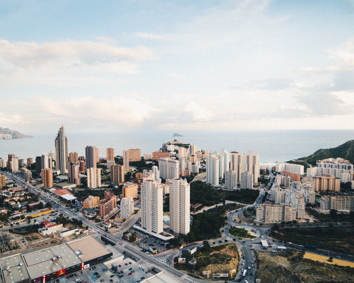 #FelizMartes Ver la ciudad desde arriba es aún más impresionante 🏙️🧡 #HappyTuesday Seeing the city from above is even more impressive🏙️🧡 #visitbenidorm #Skyline #costablanca