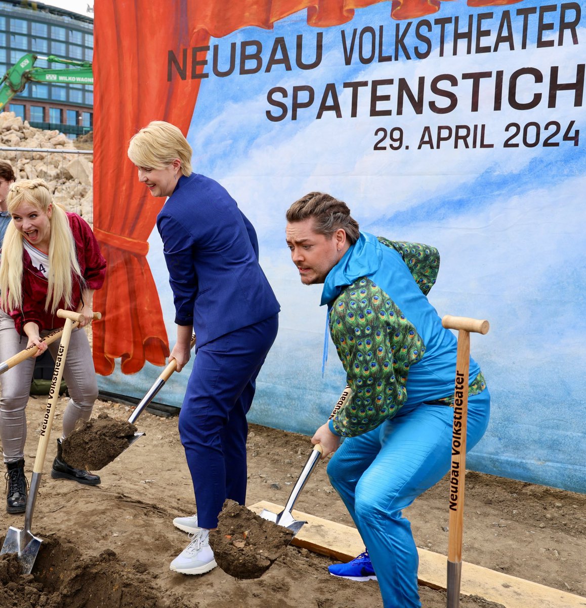 Rostock bekommt ein neues Theater! Gemeinsamer Spatenstich mit den großartigen KünstlerInnen des Volkstheaters Rostock👍 Das Land beteiligt sich mit 51 Mio Euro. Ein wunderschöner Tag für #Rostock, für #MV und für die #Kultur im Land❤️