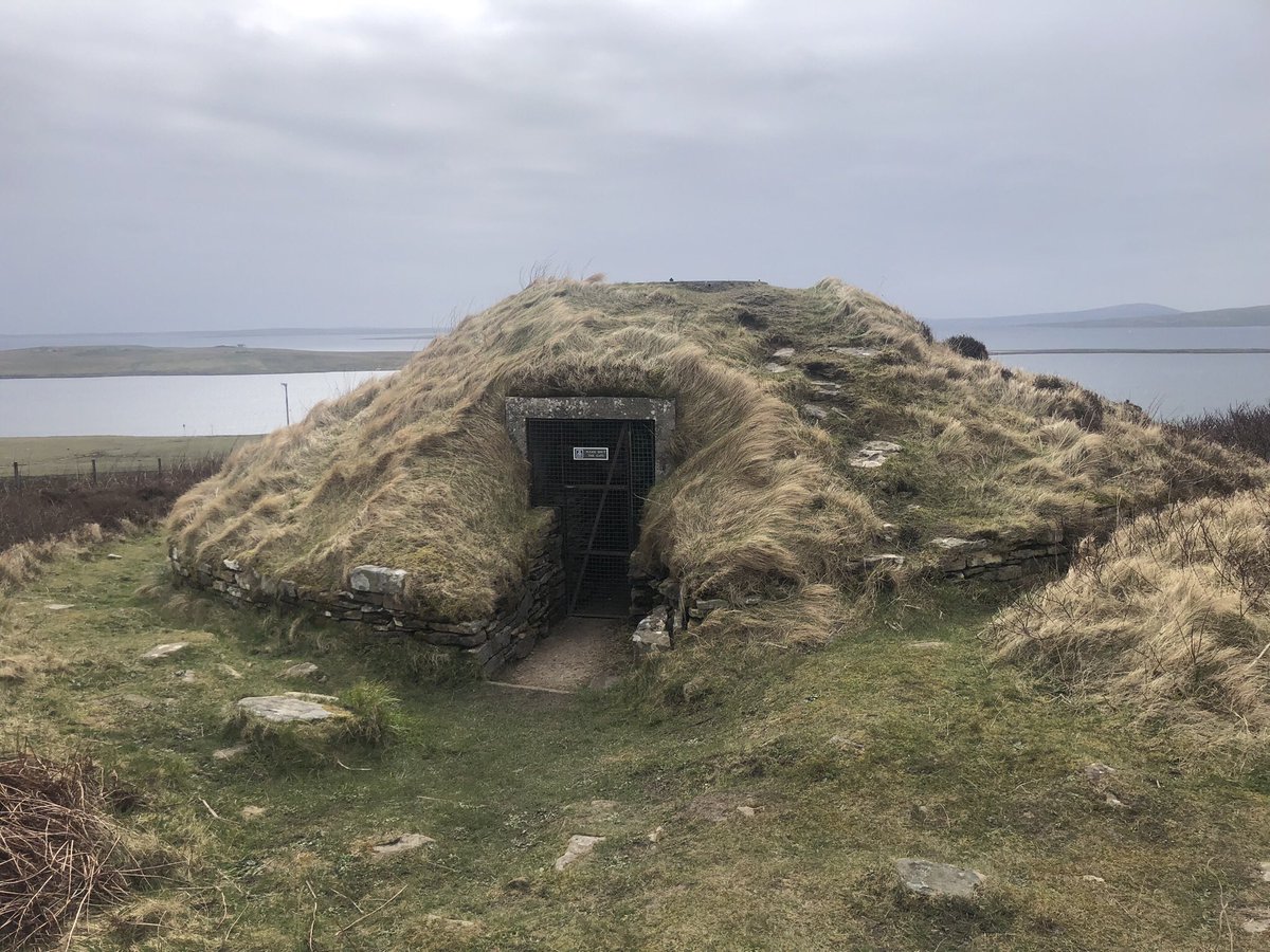 Taversöe Tuick on Orkney’s Rousay is a pretty cool Neolithic chambered cairn, with two storeys (very rare!) and a ladder to climb between them. Plus some very luminous moss. ‘I quite like this one’ said my teenage son, which from him is high praise indeed. #TombTuesday
