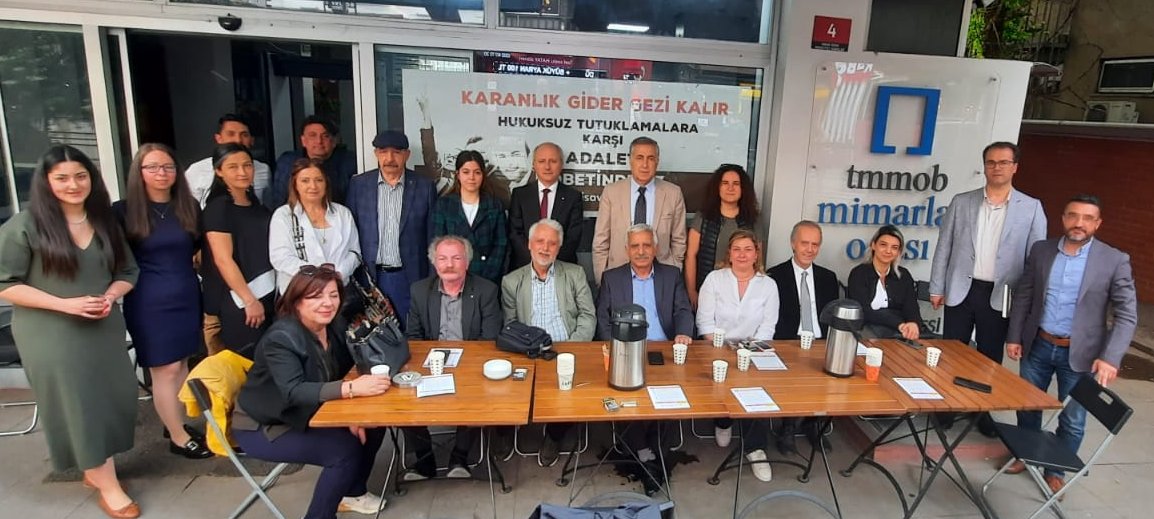 TMMOB Ankara İKK’nın 25 Nisan 2024 tarihinde Gezi direnişçilerinin hukuksuz tutukluluklarının ikinci yılında basın açıklaması yapmasının ardından, 29 Nisan Pazartesi günü adalet nöbetinin 734.günü ODA’mız nöbeti onuncu kez devraldı. #adaletnöbeti
⬇️
zmo.org.tr/genel/bizden_d…