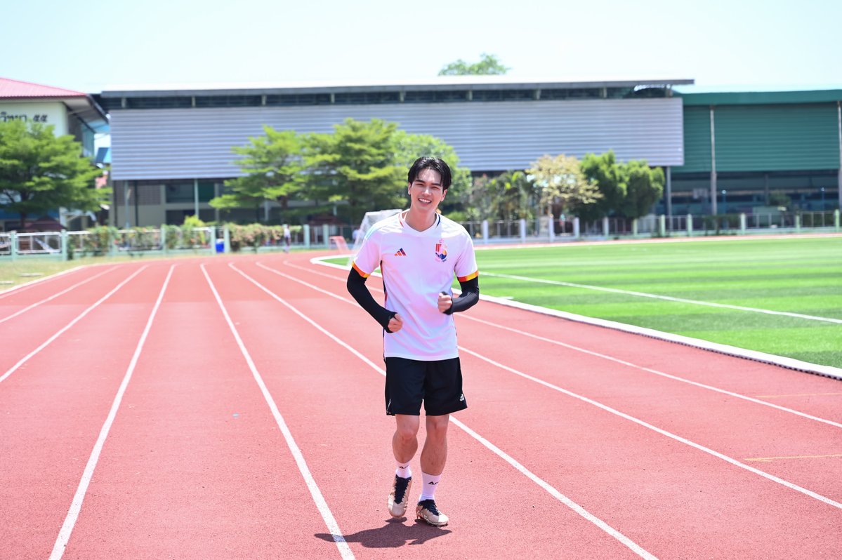 #เพื่อนฉันเป็นคนดีย์  ทำไมพี่โอบถึงไปวิ่งกลางแดดแบบนี้🏃‍♂️💨 หรือว่าแพ้ทีมพี่ลีซอใช่ไหมน้าา😆

#SansirixWoodyWorld #SansiriAcademy #Oabnithi #โอบนิธิ #ลีซอ #Sansiri