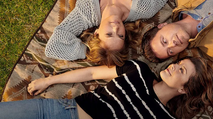 You, Me, Her - The polyamorous dramedy in hiding since 2016.
medium.com/under-the-umbr…