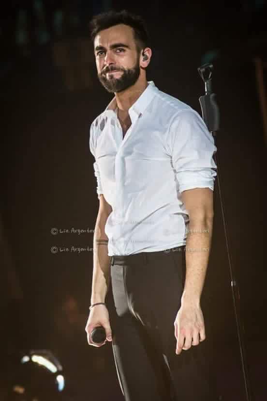 Buongiorno esercito buongiorno @mengonimarco ❤️ e buongiorno anche a chi non comprende Quando queste persone avevano le treccine noi le portavamo per mano ai suoi concerti E i messaggi che arrivavano dalle sue canzoni erano chiari a noi già adulte a loro non saprei cosa è rimasto