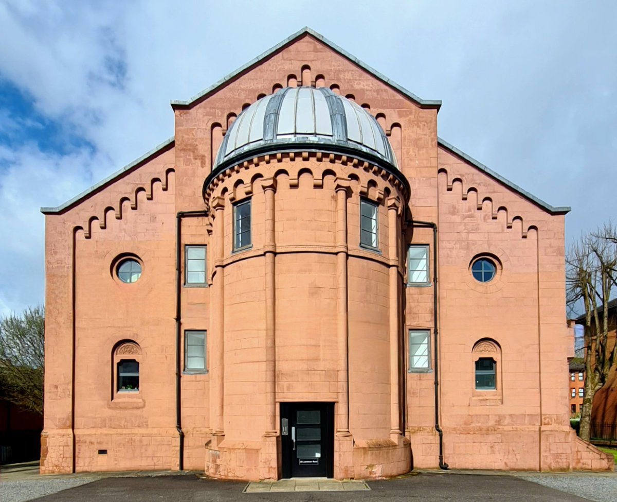 The former Queen's Park Synagogue on Falloch Road on the Southside of Glasgow. Built in the 1920s, it was designed in a Romanesque style by the rather wonderfully named Ninian MacWhannel.

#glasgow #architecture #battlefield #queenspark #glasgowbuildings #architecturephotography