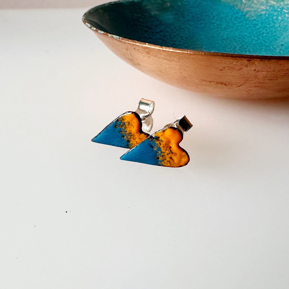 These cuties look great teamed with a sundress or jeans! Enamel Heart Stud Earrings kraftspace.co.uk/products/ename… #earrings #firsttmaster #EarlyBiz