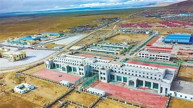 Chhojum Gurung, a resident from Nepal, achieved a significant milestone by becoming the 10,000th passenger to pass through the newly opened Letse Port in Drongba county of the #Xizang autonomous region.🤝 #ModernXizang [Photo/Xizang Daily] brnw.ch/21wJj6O