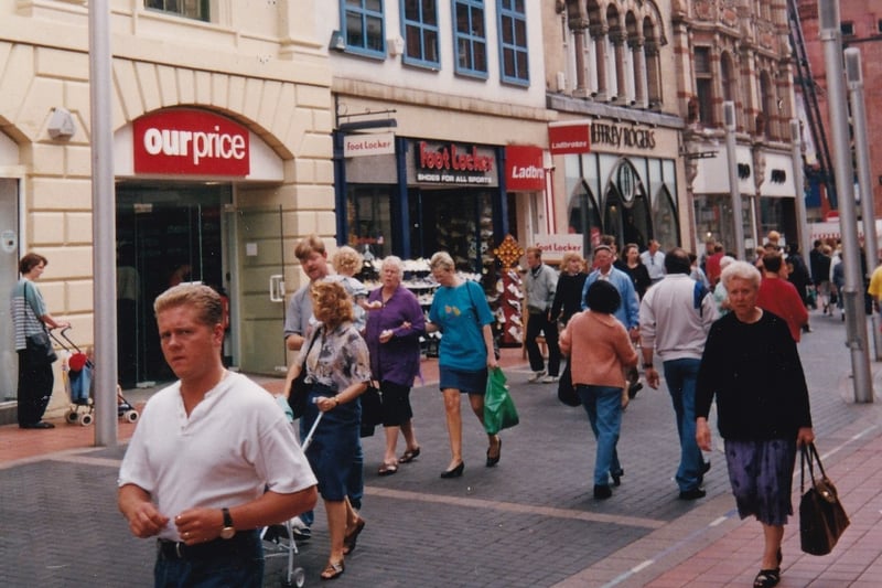 19 of the best photos take you back to Leeds in 1995 tinyurl.com/mrx5ypfr #Leeds #1990s