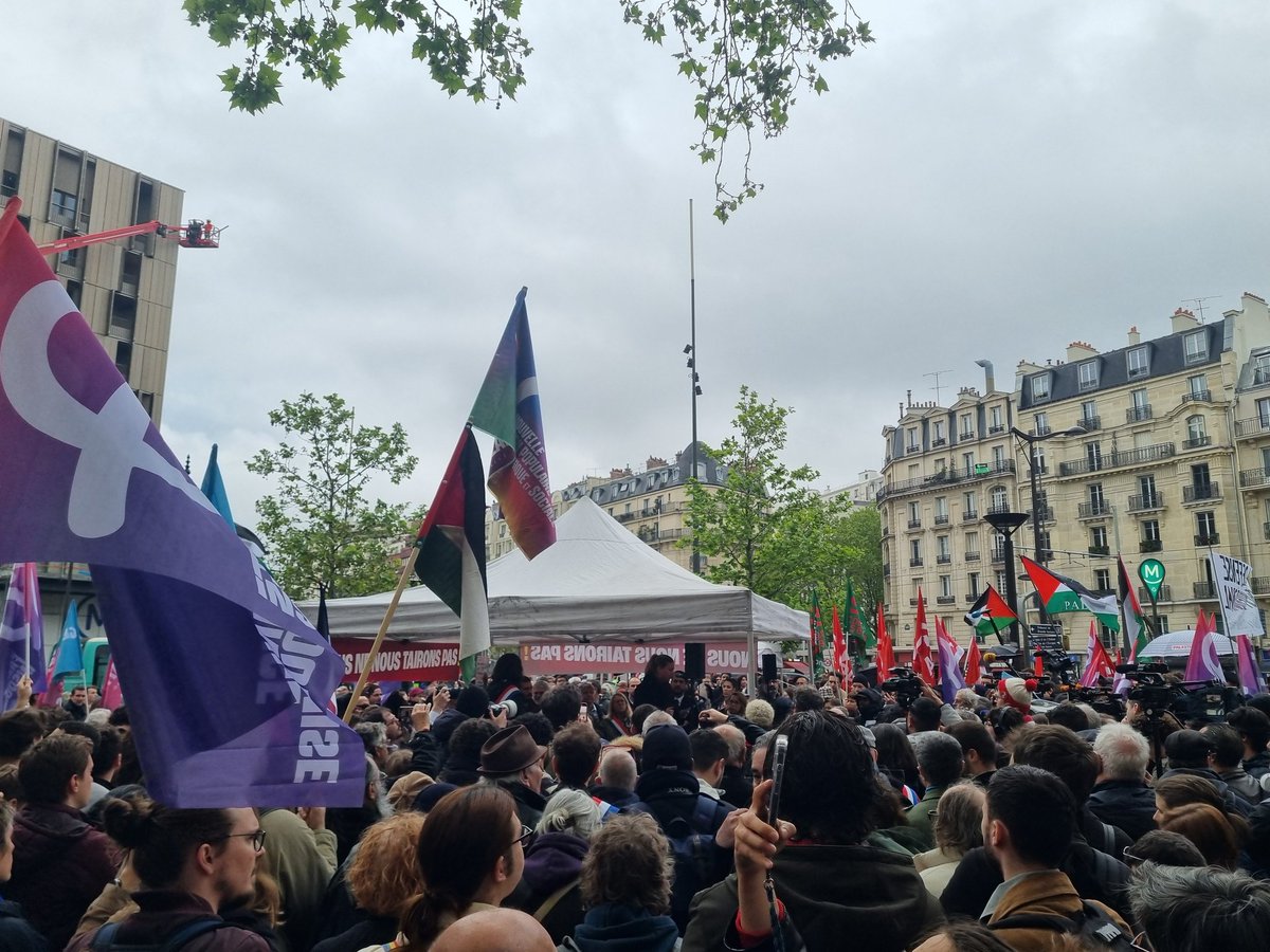 Rassemblement #ContreLaCensure, pour la justice et pour la paix, avec de. nombreuses organisations politiques et syndicales présentes. Soutien à @MathildePanot et @RimaHas 🇵🇸